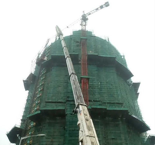 城西吊车在工地上作业